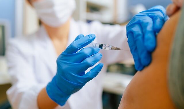Κορονοϊός: Η έξαρση της πανδημίας οδηγεί σε 4η δόση εμβολίου