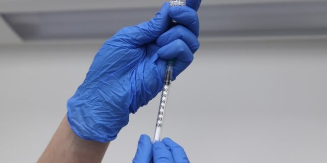 Μόσιαλος: Χρειαζόμαστε πλέον καλύτερα εμβόλια κατά του κορονοϊού