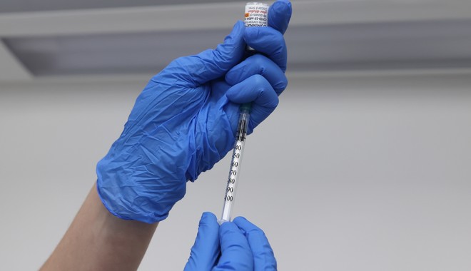 Μόσιαλος: Χρειαζόμαστε πλέον καλύτερα εμβόλια κατά του κορονοϊού