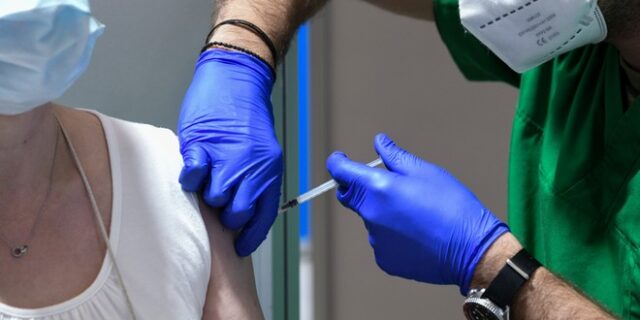 Κορονοϊός: Αγώνας δρόμου για το εμβόλιο κατά της Όμικρον – Τι λένε Moderna, Pfizer και Sanofi