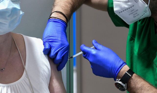 Κορονοϊός: Αγώνας δρόμου για το εμβόλιο κατά της Όμικρον – Τι λένε Moderna, Pfizer και Sanofi