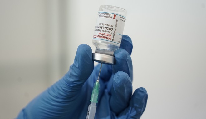 Βρετανία – Κορονοϊός: Εγκρίθηκε για πρώτη φορά το διπλό εμβόλιο της Moderna