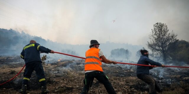 Φωτιά σε οικοπεδικούς χώρους στην Παλλήνη