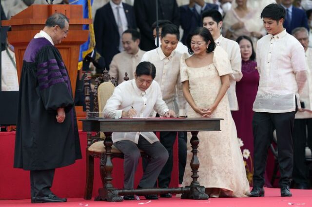 Φιλιππίνες: Από τον Ντουτέρτε, στον Μάρκος Τζούνιορ: Ορκίστηκε πρόεδρος ο γιος του πρώην δικτάτορα