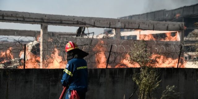 Ασπρόπυργος: Σε ύφεση η φωτιά σε εργοστάσιο πλαστικών