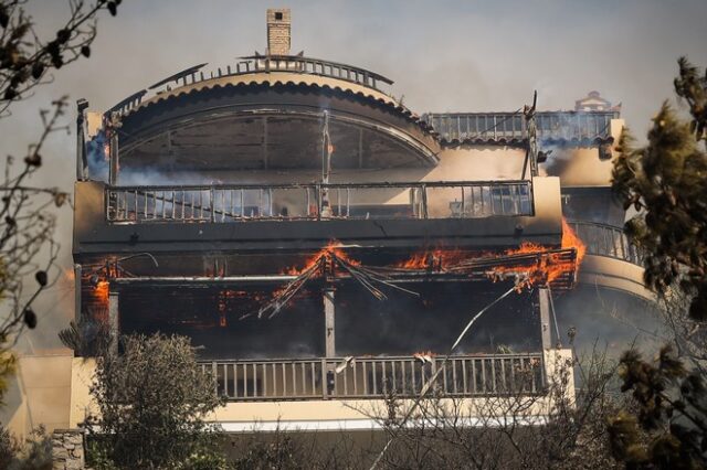 Φωτιά στην Άνω Βούλα: Καίγονται σπίτια – Εκκενώθηκε το Πανόραμα