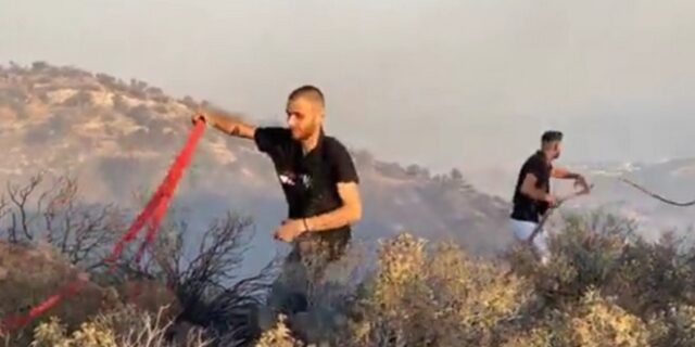 Φωτιά στη Βούλα: Κάτοικοι παλεύουν με τις φλόγες – Το NEWS 24/7 στο πύρινο μέτωπο