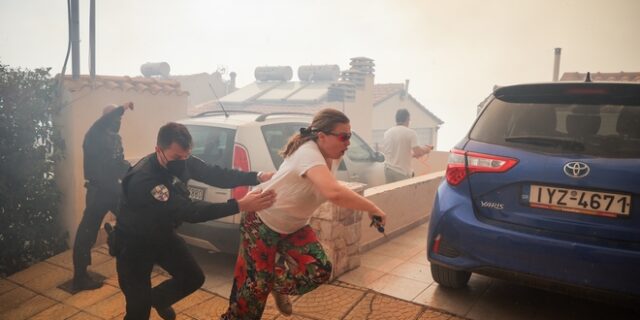 Φωτιά στη Βούλα: Δεκάδες κλήσεις στην ΕΛ.ΑΣ. για παροχή βοήθειας – Απεγκλωβίστηκαν 19 άτομα και δύο ζώα