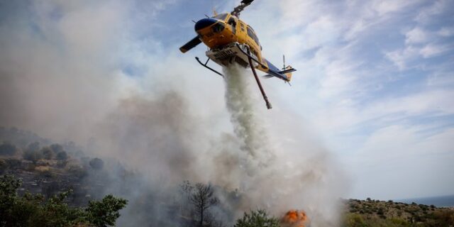 Σε εξέλιξη μεγάλη φωτιά στη Γλυφάδα – Κατευθύνεται προς Βούλα, εισήγηση για απομάκρυνση κατοίκων