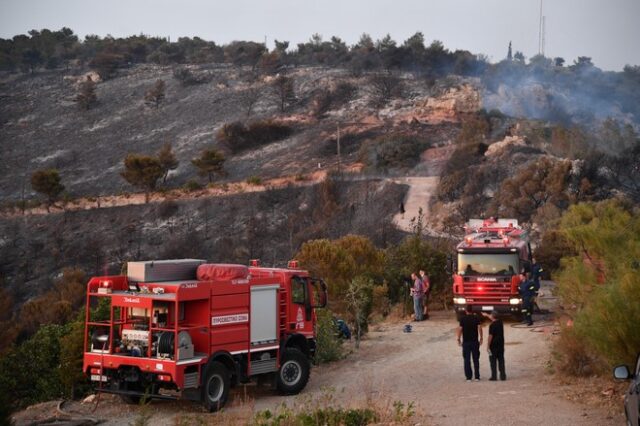 Σε ύφεση η φωτιά στη Βούλα – “Καμπανάκι” Στυλιανίδη για δύσκολο καλοκαίρι λόγω κλιματικής κρίσης