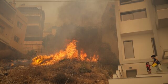 Φωτιά στην Άνω Βούλα: Ενεργές και διάσπαρτες εστίες με κατεύθυνση προς Βάρη