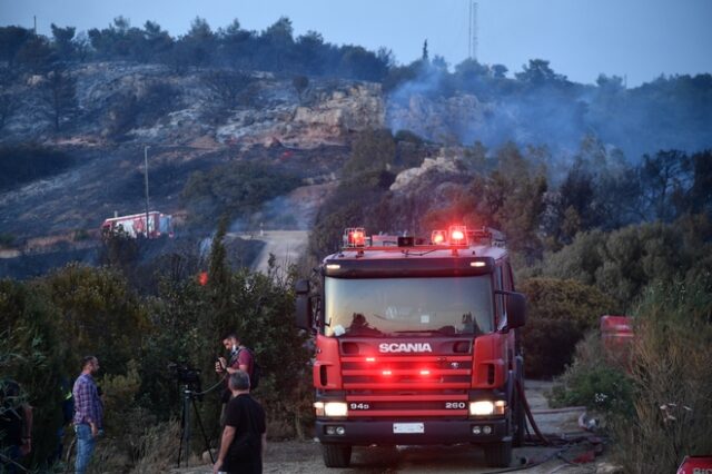 Φωτιά στη Βούλα: Στο μέτωπο της Βάρης επικεντρώνονται οι προσπάθειες κατάσβεσης