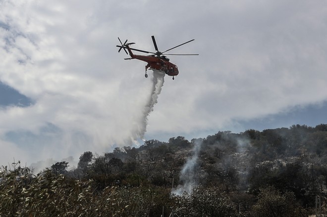 Σε εξέλιξη φωτιές σε Παιανία, Κάρυστο και Ηλεία