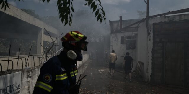 Ελαιώνας: Υπό έλεγχο η φωτιά στο Hot Spot – Ένας ανήλικος στο νοσοκομείο με αναπνευστικά προβλήματα