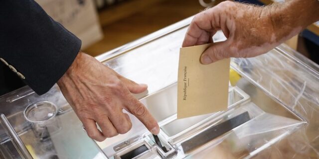 Εκλογές στη Γαλλία: Σκληρή αναμέτρηση μεταξύ Μακρόν και Μελανσόν – Μάχη για τις 289 έδρες