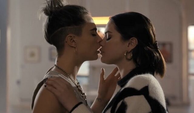 Selena Gomez και Cara Delevingne: Το άβολο τηλεοπτικό φιλί και η αντίδραση των θαυμαστών