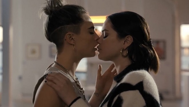 Selena Gomez και Cara Delevingne: Το άβολο τηλεοπτικό φιλί και η αντίδραση των θαυμαστών