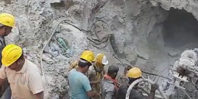 Ινδία: 10χρονος έπεσε σε πηγάδι 24 μέτρων – Βρίσκεται εγκλωβισμένος εδώ και τέσσερις ημέρες