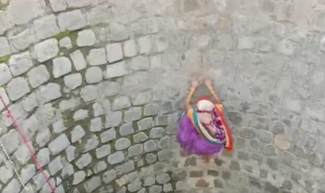 Ινδία: Γυναίκα σκαρφαλώνει πανύψηλο τοίχο πηγαδιού για λίγο νερό – “Σπαραχτικό” βίντεο