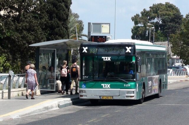 Ισραήλ: Οδηγός λεωφορείου απαγόρευσε σε έφηβη να επιβιβαστεί επειδή φορούσε αμάνικη μπλούζα