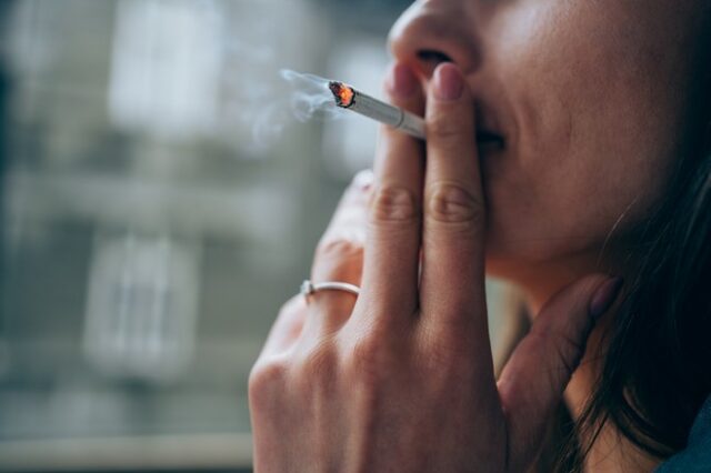 Οι καπνιστές ζουν 14 χρόνια λιγότερα και σπαταλούν κάθε χρόνο 9.200 ευρώ περισσότερα