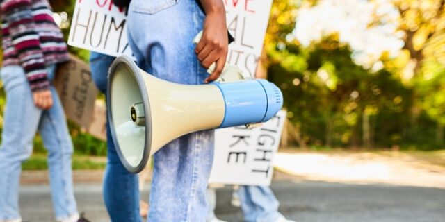 Τουρκία: Η κυβέρνηση Ερντογάν ποινικοποιεί την “παραπληροφόρηση”