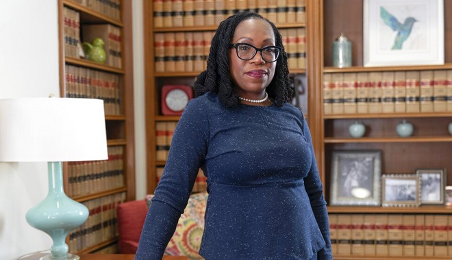 Κετάντζι Μπράουν – Τζάκσον: Ορκίζεται η πρώτη μαύρη γυναίκα δικαστής του Ανώτατου Δικαστηρίου των ΗΠΑ