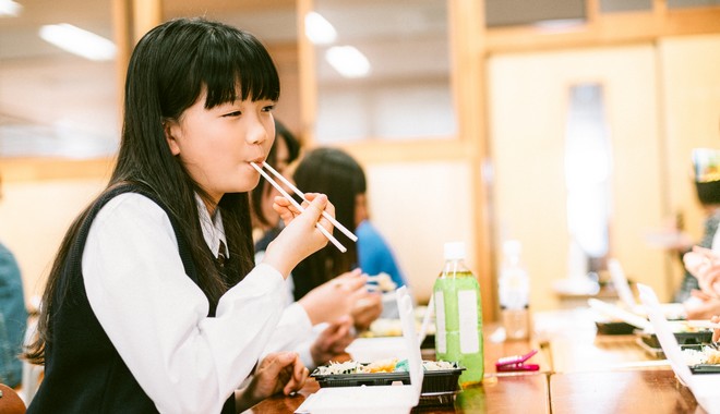 Ιαπωνία: “Τέλος η σιωπή” – Τα παιδιά στα σχολεία θα μπορούν πλέον να… συνομιλούν όταν τρώνε
