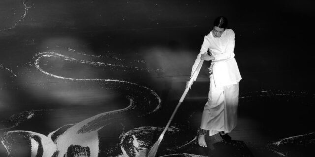 Η Ίρις Αθανασιάδη “χαρτογραφεί” στην Tate Modern με ρύζι τον εσωτερικό μας κόσμο