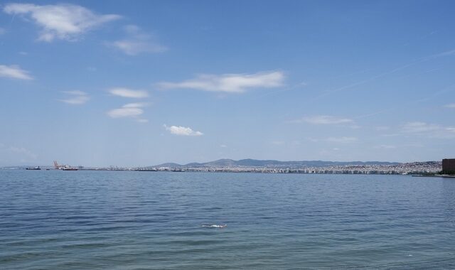 Θεσσαλονίκη: Νεκρή 84χρονη που κολυμπούσε στο Καραμπουρνάκι