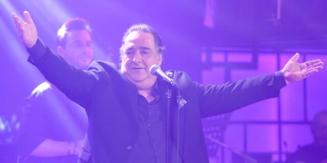 Βασίλης Καρράς: Χαμός σε συναυλία – Τραγουδούσε και από κάτω έπεφτε ξύλο