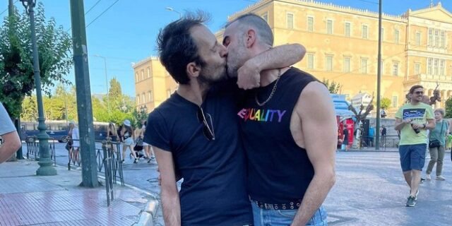 Αύγουστος Κορτώ: Το τρυφερό καρέ από το Pride – “Δεν προκαλεί, δεν απειλεί, το φιλί είναι φιλί”