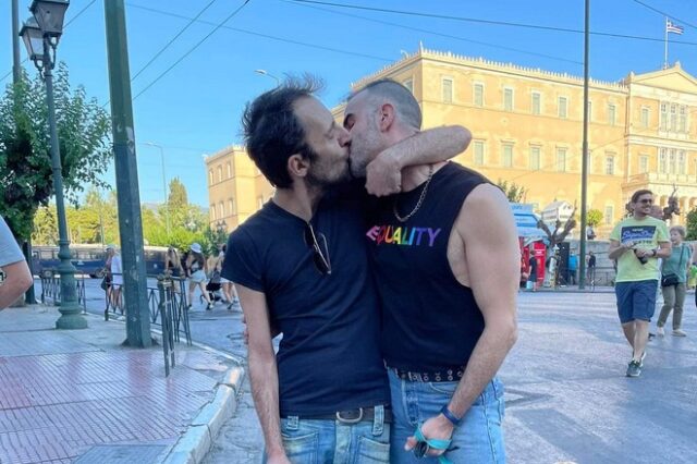 Αύγουστος Κορτώ: Το τρυφερό καρέ από το Pride – “Δεν προκαλεί, δεν απειλεί, το φιλί είναι φιλί”