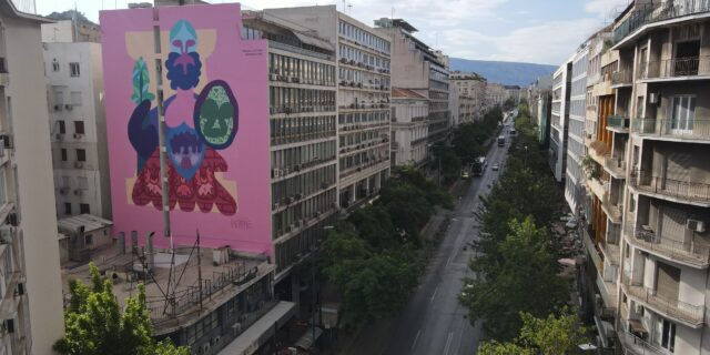 Μία θεά σε ροζ φόντο δίνει χρώμα στην πλατεία Ομονοίας