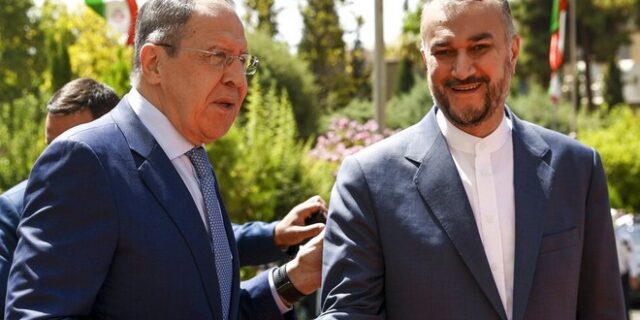Στο Ιράν ο Λαβρόφ: “Η Μόσχα υποστηρίζει την αναβίωση της πυρηνικής συμφωνίας του 2015”
