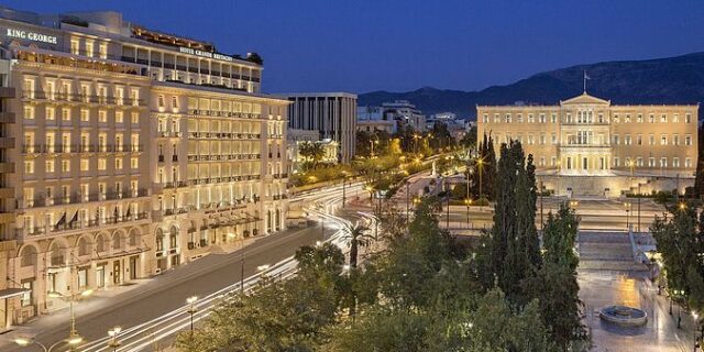 ΛΑΜΨΑ: Δώρο 1.000 ευρώ σε όλους τους εργαζόμενους των ξενοδοχείων της