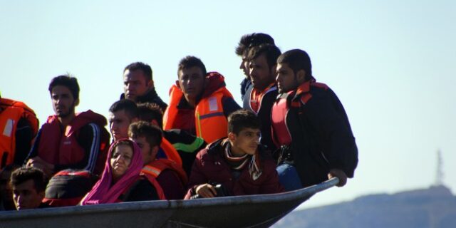 Ναυάγιο στη Μύκονο: Βίντεο από την επιχείρηση διάσωσης των μεταναστών