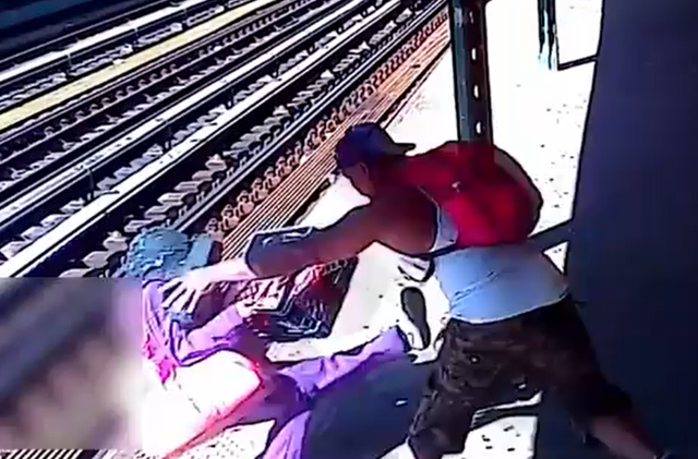 Νέα Υόρκη: Άνδρας σπρώχνει με βία γυναίκα στις γραμμές του μετρό – Σοκαριστικό βίντεο