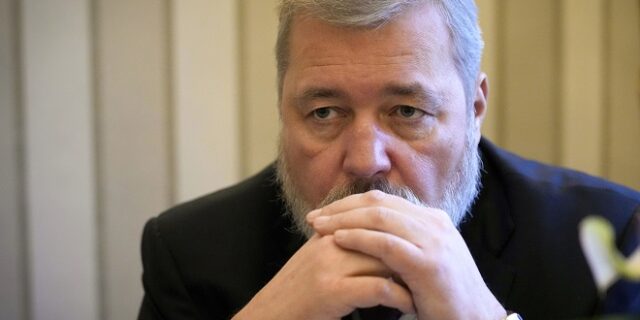Ρωσία: Ο δημοσιογράφος Ντμίτρι Μουράτοφ πουλά το Νόμπελ Ειρήνης για να βοηθήσει τους πρόσφυγες της Ουκρανίας