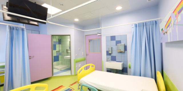 Οι θάλαμοι των παιδιατρικών νοσοκομείων γεμίζουν χρώμα και φαντασία