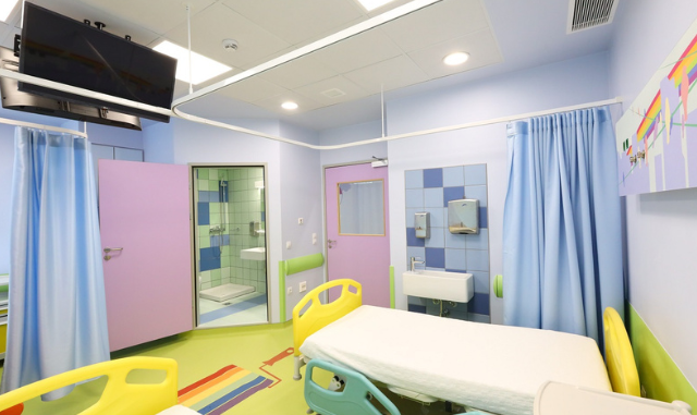 Οι θάλαμοι των παιδιατρικών νοσοκομείων γεμίζουν χρώμα και φαντασία