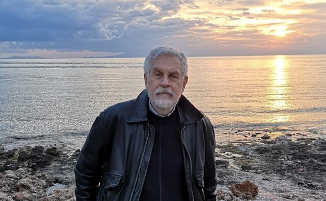 Ο Νίκος Σίμος γράφει μυθιστορήματα για να “δραπετεύσει” από τη δημοσιογραφία