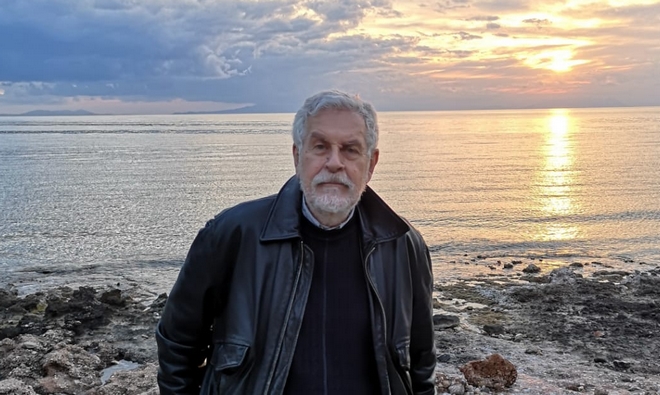 Ο Νίκος Σίμος γράφει μυθιστορήματα για να “δραπετεύσει” από τη δημοσιογραφία