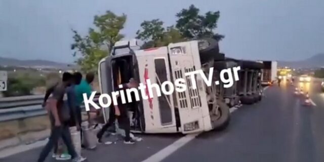 Μέγαρα: Ανατροπή νταλίκας στην Εθνική Οδό Αθηνών – Κορίνθου