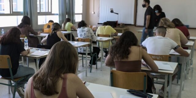 Πανελλήνιες 2022: Τα μαθήματα στα οποία εξετάζονται σήμερα (08/06) οι μαθητές