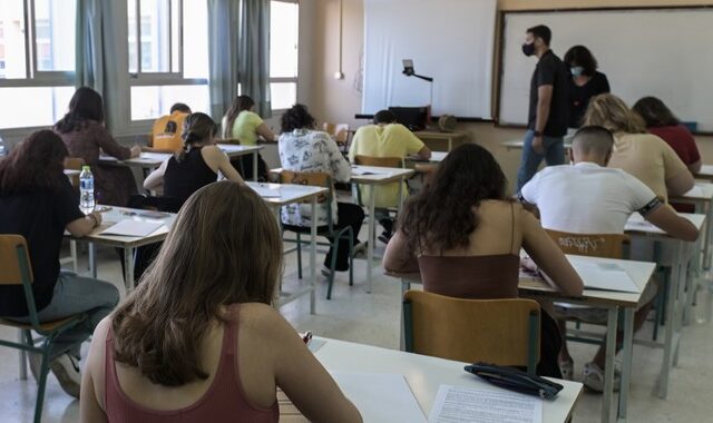Πανελλήνιες 2022: Τα μαθήματα στα οποία εξετάζονται σήμερα (08/06) οι μαθητές
