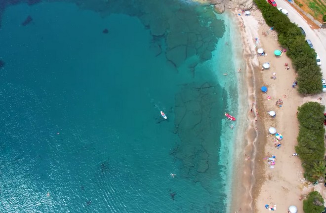 Δαντελωτές ακτές: Δύο παραλίες της Αττικής, ιδανικές για γρήγορη απόδραση