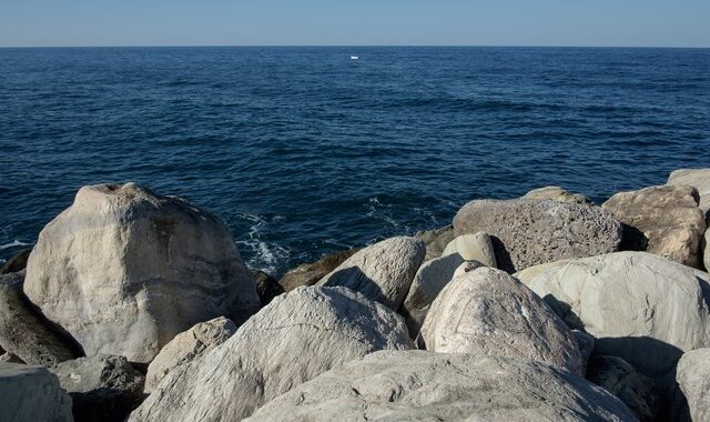 Κρήτη: 20χρονος πνίγηκε στη θάλασσα – Βρέθηκε σφηνωμένος σε βράχια