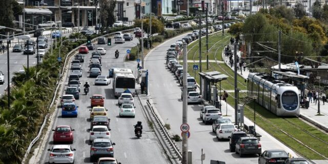 Κίνηση στην Παραλική – Αυτοκίνητο έπιασε φωτιά στην Ποσειδώνος