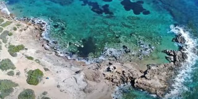 Κρυφές παραλίες της Αττικής: Οι τρεις “φυλασσόμενες” πριβέ παραλίες, που χωρούν μόνο λίγες παρέες